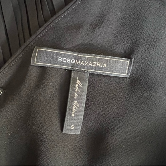 BCBGMAXAZRIA Surplice Neck Pleated Asymmetrical Sleveless Blouse (Black) Small - Picture 3 of 9